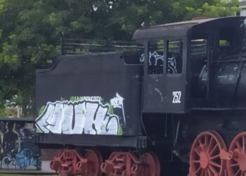 Denuncian la vandalización de histórica locomotora exhibida en la costanera
