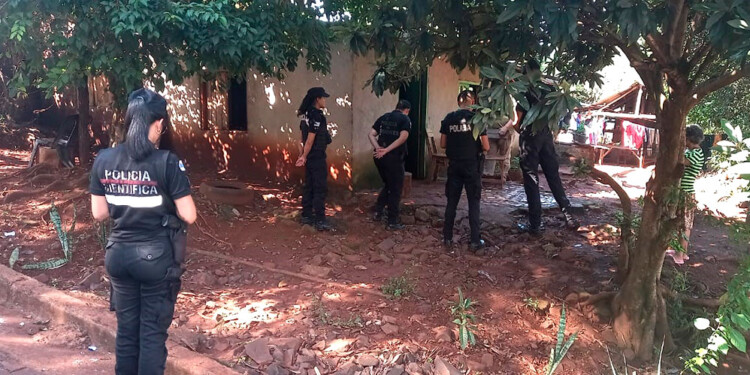 ALLANAMIENTO. En la vivienda de uno de los sospechosos dieron con uno de los machetes utilizados en el ataque.