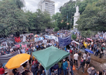 Ni la lluvia detuvo la multitudinaria marcha en defensa de la educación pública