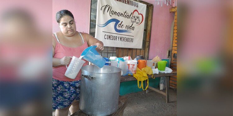 SEGUIR. En los barrios cada vez es más difícil sostenerse por el incremento de los pedidos y la falta de recursos.