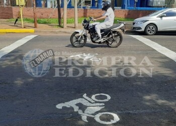 En Posadas, las motos ya tienen su espacio y paran adelante en los semáforos