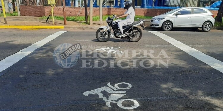 DE ESTRENO. Las motos ahora disponen de su primer espacio seguro en la espera del semáforo.