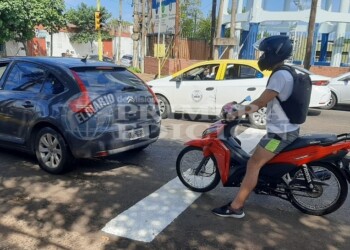 En Posadas, las motos ya tienen su espacio y paran adelante en los semáforos