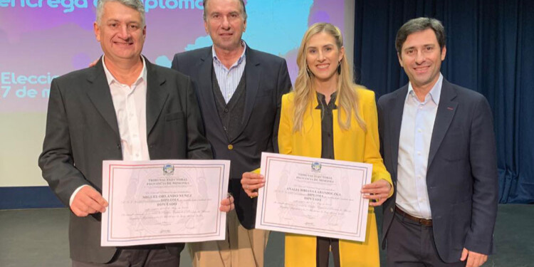 APOYO POLÍTICO. El diputado Nuñez con su par Analía Labandoczka (vicepresidenta segunda de la Legislatura) y el senador nacional Martín Goerling, todos del PRO misionero en la asunción de bancas provinciales.