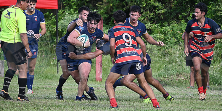 POTENCIA. Giuseppe Ceccarini (con la pelota) estará en la tercera línea hoy.