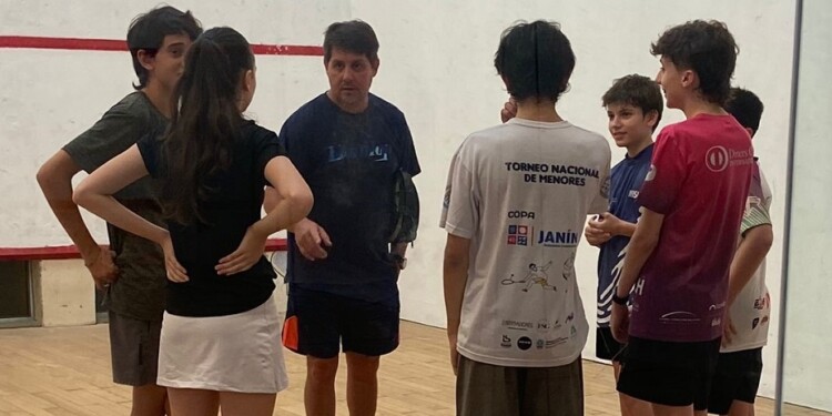 CHARLA TÉCNICA. El entrenador José Ramírez Aranda dialoga con los chicos antes de partir a Chaco.
