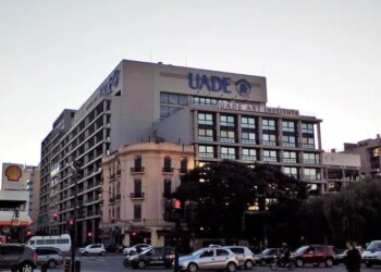 Alumnos de la UADE se suman a la marcha por el ajuste a las universidades públicas