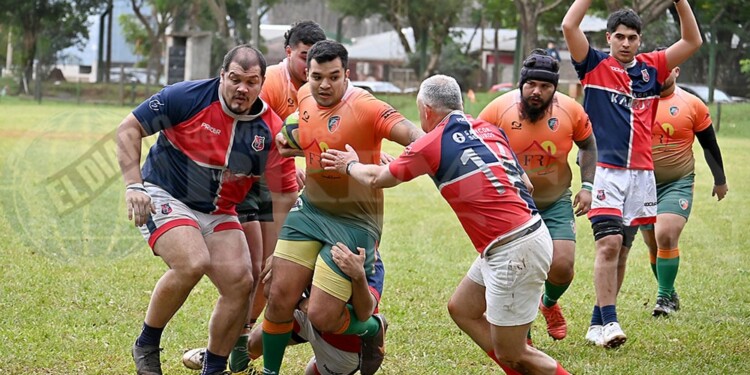 ABRIENDO CAMINO. Tobías Morcillo avanza pese al tackle rival, gestando el segundo try de Lomas ante Pay Ubre.