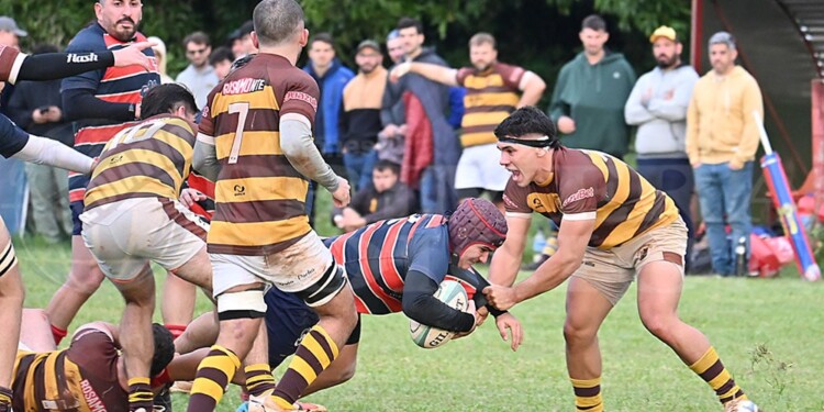 INTENSO. Centro y Tacurú ofrecieron un clásico parejo, emotivo y cambiante, que favoreció finalmente al Cazador.