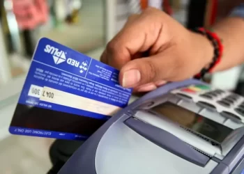 AFIP controla gastos con tarjetas: desde qué montos puede pedir información en mayo