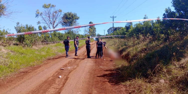 MUERTE EN CAMPO VIERA. La víctima fue atacada por los perros en esta calle de tierra, el pasado miércoles 3 de abril a la mañana.