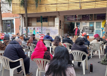 Estudiantes de la UNaM dieron clases en la calle para visibilizar sus reclamos