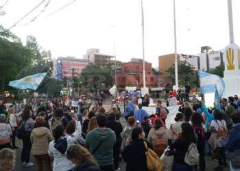 Docentes realizaron un acto sobre avenida Mitre y luego marcharon por el centro de Posadas