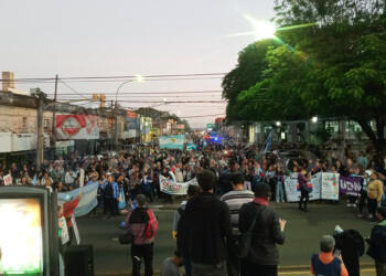 Docentes realizaron un acto sobre avenida Mitre y luego marcharon por el centro de Posadas