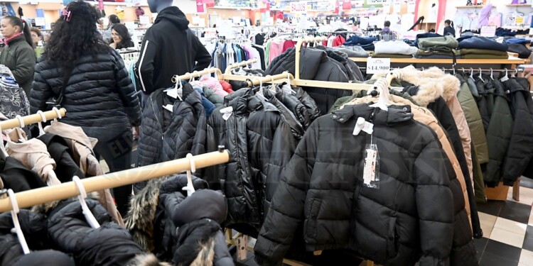 VENTAS. Desde la semana pasada, con la llegada del frío, comenzaron a venderse los abrigos y acolchados.