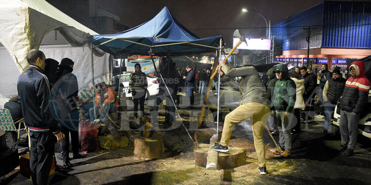 ENTRÓ AL NOVENO DÍA. El acampe de policías y penitenciarios lleva más de una semana en la avenida Uruguay.