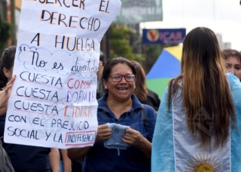 Docentes acampan en Posadas y también siguen los cortes en rutas