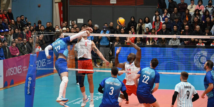 FIESTA ALBICELESTE. El microestadio del CePARD lució repleto para una noche que marcó un antes y un después para el vóleibol de la tierra colorada.