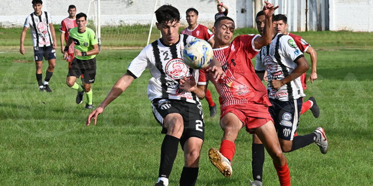 DE LOCAL. El Decano aprovechó en el Tajamar y goleó a Huracán por 4-1.