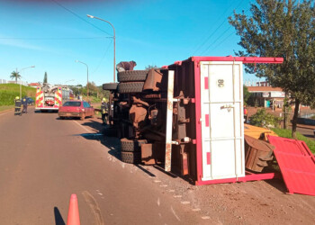 Camión que transportaba una máquina cargadora despistó en Oberá