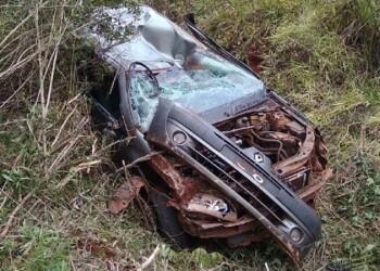 Destrozó el auto, pero salió ileso