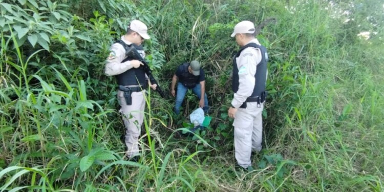 EN LA VEGETACIÓN. En la mochila había dos ladrillos de cocaína.