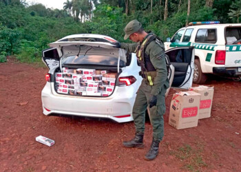 Transportaba carga ilegal de cigarrillos, embistió un control de Gendarmería y se dio a la fuga
