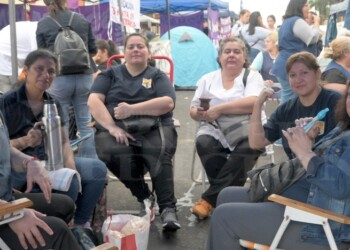 Docentes acampan en Posadas y también siguen los cortes en rutas