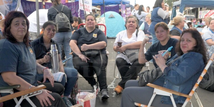 SERVICIOS BÁSICOS. Una de las cuestiones no resueltas del acampe es la falta de sanitarios cercanos.