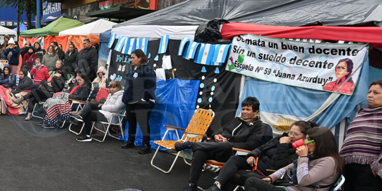 Entretanto, los docentes se mantienen en el acampe de Posadas por décimo día consecutivo