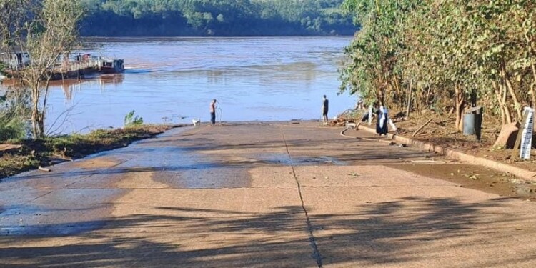 REGRESÓ. La balsa volvió a operar ayer entre El Soberbio y Porto Soberbo, al descender a niveles seguros para la navegación del río Uruguay.