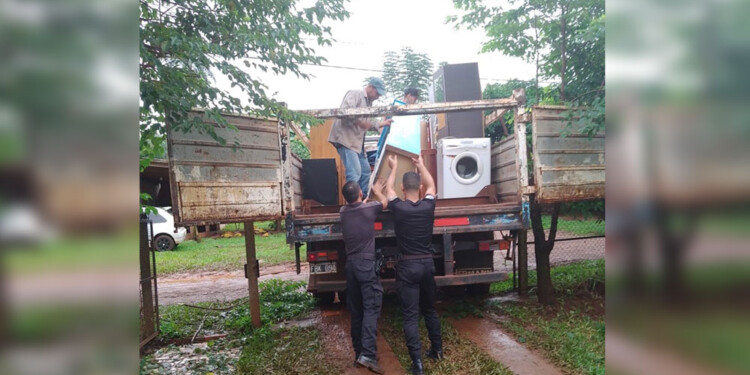 A LA ESPERA. Decenas de familias permanecen en salones municipales, iglesias y en hogares de conocidos.