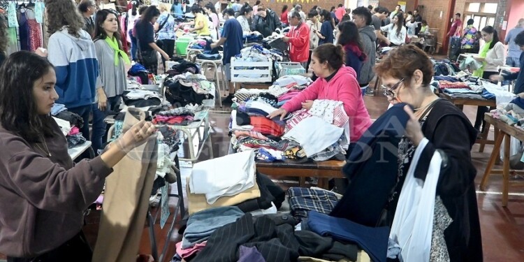 CLAVE. Los compradores destacan la calidad de las ropas que se consiguen en la feria de Santos Mártires.