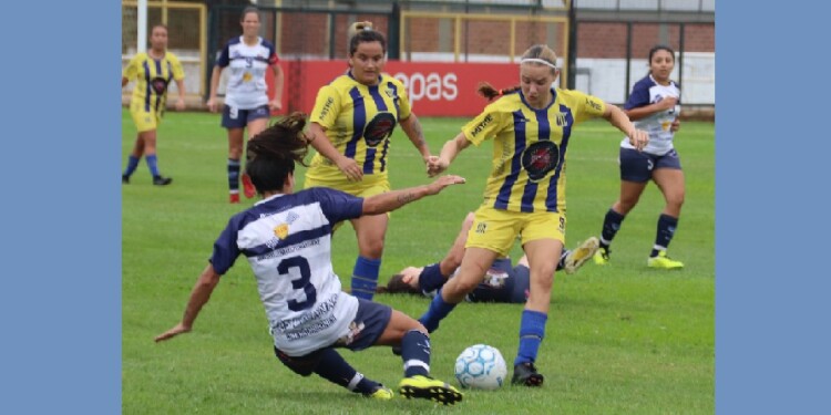 EN JUEGO. El local, Bartolomé Mitre y Atlético Oberá se midieron ayer en el “Tito” Cucchiaroni, de Posadas.