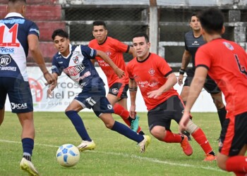 Guaraní ganó con nueve jugadores y escala en la Liga Posadeña