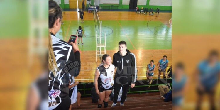 ÍDOLO. Nadie quiso perderse la chance de sacarse una foto con el Polaco.