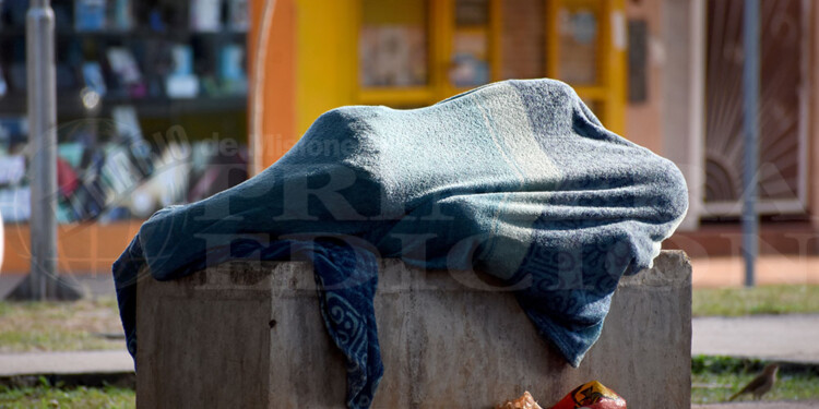 DURA REALIDAD. En distintos puntos del centro se puede observar a diario a personas que duermen expuestas a las condiciones del clima, en su mayoría hombres, de acuerdo a los datos del Ministerio de Desarrollo Social.