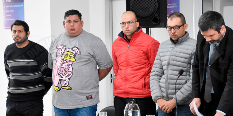 CONFLICTO. Diego Benegas (abrigo negro), su hermano Gustavo; “Johny” Gutiérrez (de rojo) y su hermano Diego; todos llegaron defendidos por Olivera.