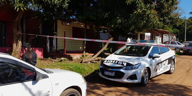 ESCENA. La vivienda de la víctima en inmediaciones de las calles Los Helechos y Los Paraísos en el barrio Ñu Porá.