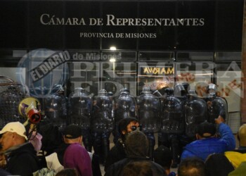 Manifestantes repudiaron a diputados de la oposición en la Legislatura