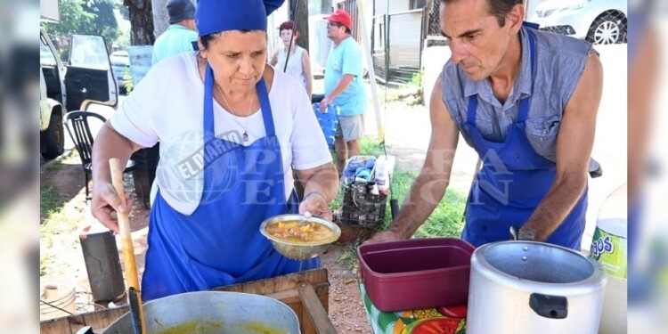 SIN PAUSAS. La venta de locro resultó exitosa en la gran mayoría de los puestos especialmente habilitados para la ocasión como así también en los locales gastronómicos de Posadas.