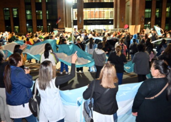 En una multitudinaria marcha, los docentes llevaron su reclamo salarial hasta la Legislatura