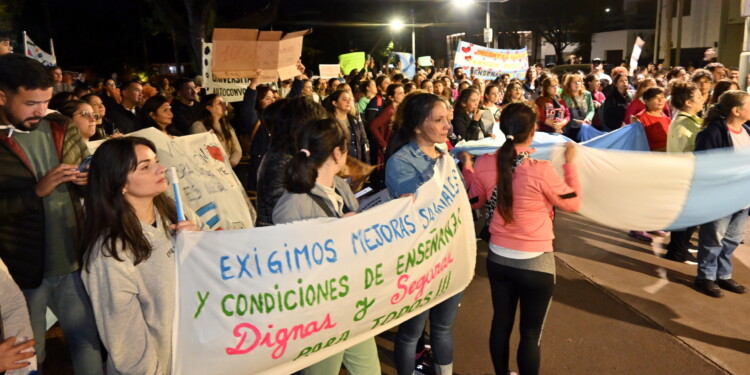 Los docentes marcharon a la Legislatura este jueves