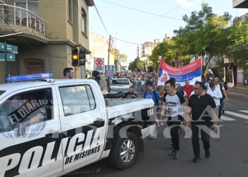 Policías, docentes y trabajadores de la salud se movilizaron hasta Casa de Gobierno