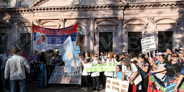 TERCERA PARADA. Los manifestantes llegaron a la plaza 9 de Julio y, en ese lugar, hubo discursos de representantes de los diferentes sectores en conflicto salarial con la Provincia.