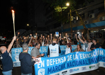 Docentes y estudiantes de la UNaM marcharon por la Universidad Pública en Posadas