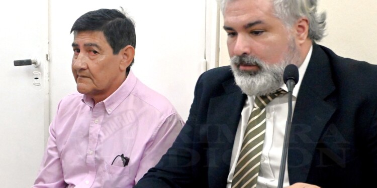 “HICE ALGO MALO”. El correntino Rivero (59), junto al defensor oficial Mario Ramírez, repitió ayer su pedido de disculpas a sus diez hijos y expareja por la violencia a la que los sometió.