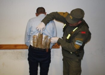 Gendarmería detuvo a dos hombres que viajaban con marihuana adosada al cuerpo