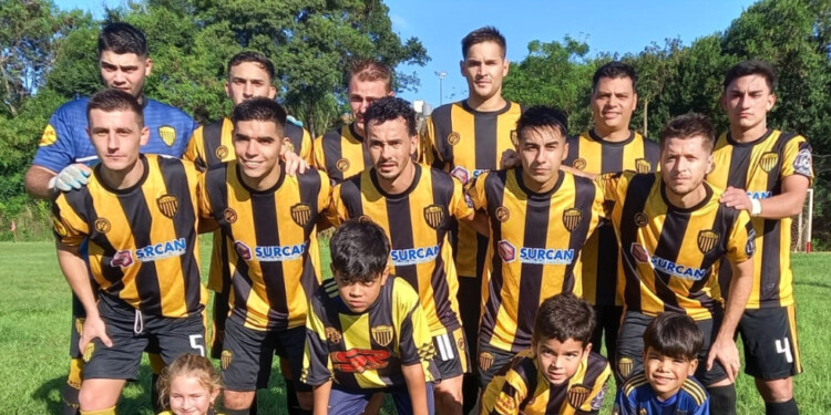 FESTEJO DOBLE. Tuyutí lo ganó sobre el final y se metió en octavos. (Fotos DxT Oberá)