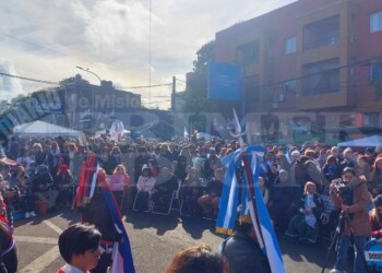 Multitudinario acto por el 25 de Mayo en el acampe docente de Posadas